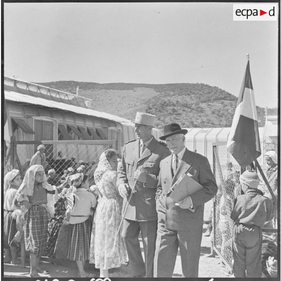 Visite du colonel Bignoulas dans la commune d'Aïn Romana.