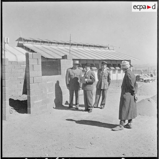 Visite du colonel Bignoulas dans la commune d'Aïn Romana.