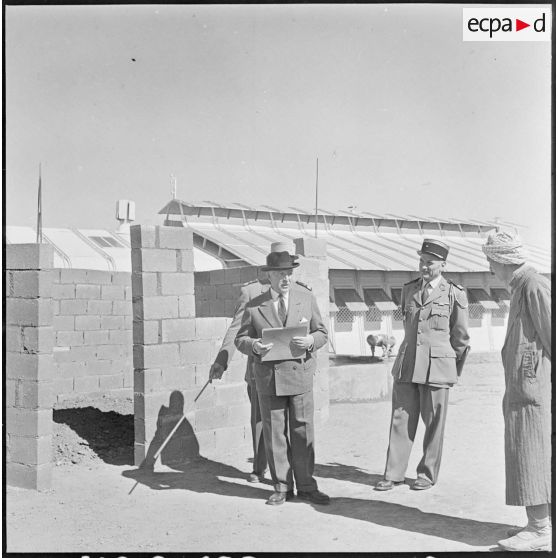 Visite du colonel Bignoulas dans la commune d'Aïn Romana.