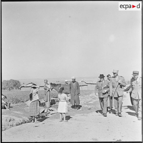 Visite du colonel Bignoulas dans la commune d'Aïn Romana.