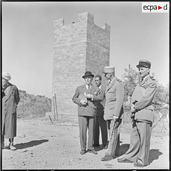Visite du colonel Bignoulas dans la commune d'Aïn Romana.