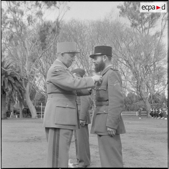 Prise de commandement du 57e RI par le colonel Bonhoure. [Description en cours]