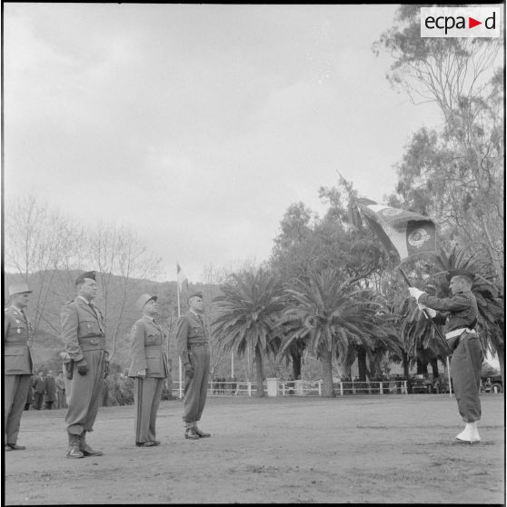 Prise de commandement du 57e RI par le colonel Bonhoure. [Description en cours]