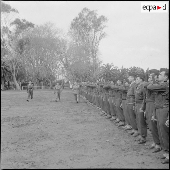 Prise de commandement du 57e RI par le colonel Bonhoure. [Description en cours]
