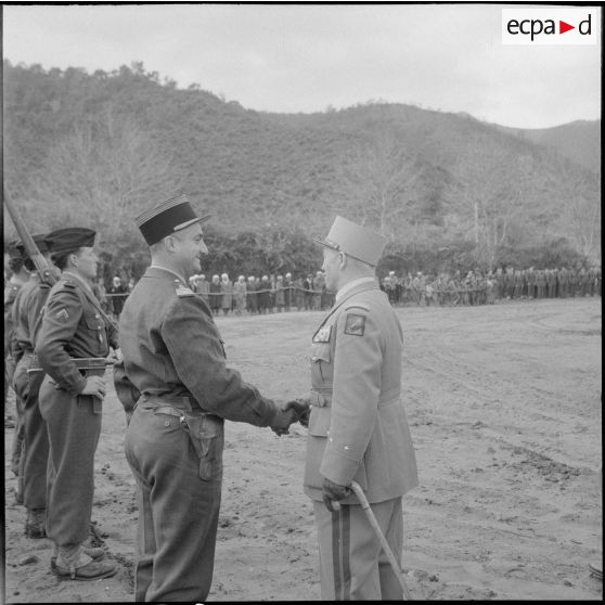 Prise de commandement du 57e RI par le colonel Bonhoure. [Description en cours]