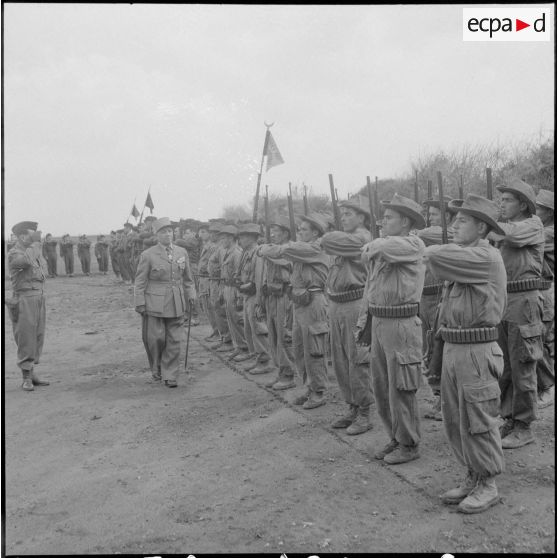 Prise de commandement du 57e RI par le colonel Bonhoure. [Description en cours]