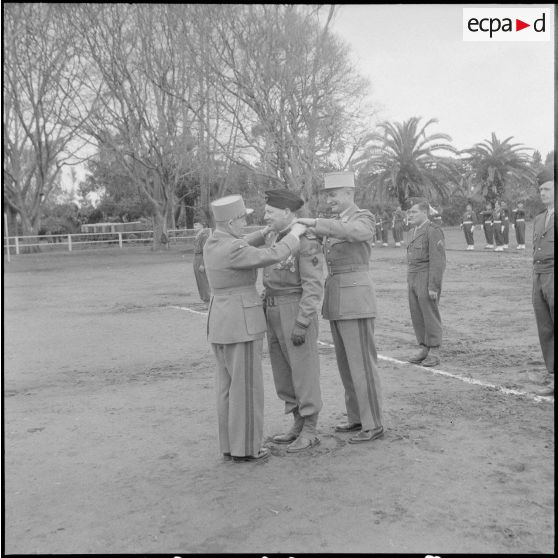 Prise de commandement du 57e RI par le colonel Bonhoure. [Description en cours]