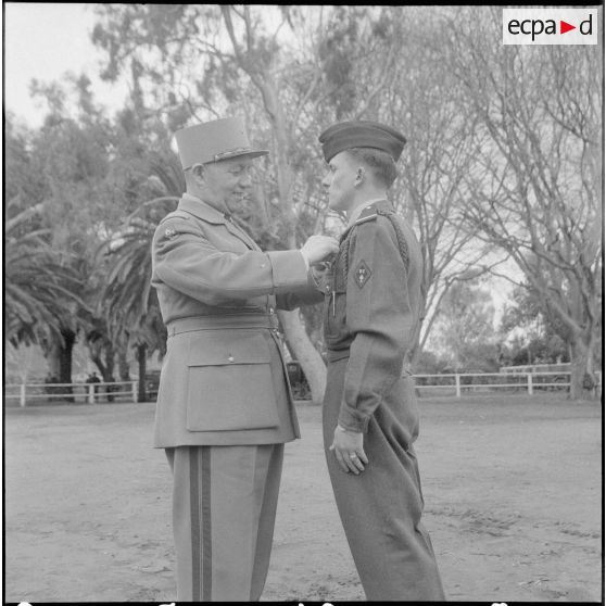 Prise de commandement du 57e RI par le colonel Bonhoure. [Description en cours]