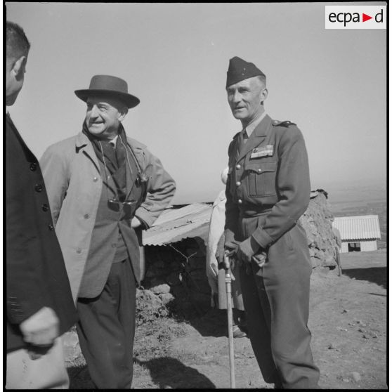 Visite du général Huet dans la région d’Alger. [Description en cours]