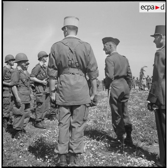 Visite du général Huet dans la région d’Alger. [Description en cours]