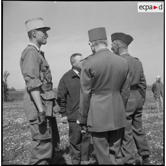 Visite du général Huet dans la région d’Alger. [Description en cours]