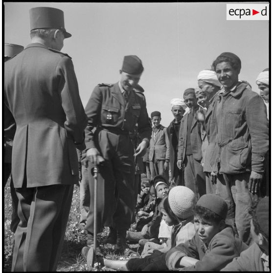 Visite du général Huet dans la région d’Alger. [Description en cours]