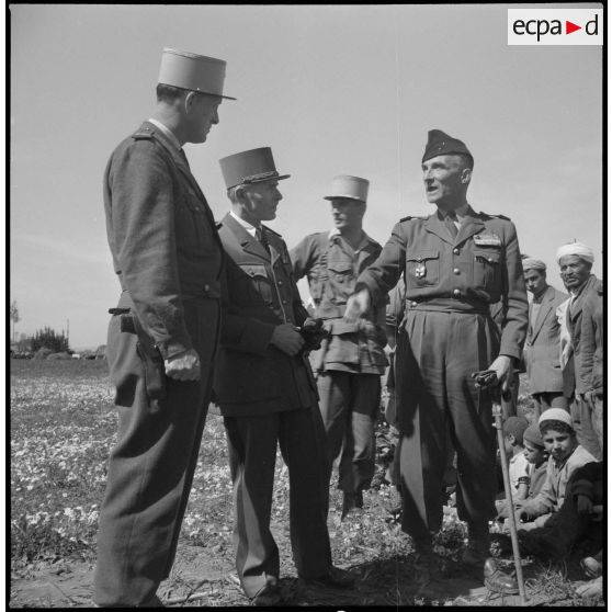 Visite du général Huet dans la région d’Alger. [Description en cours]