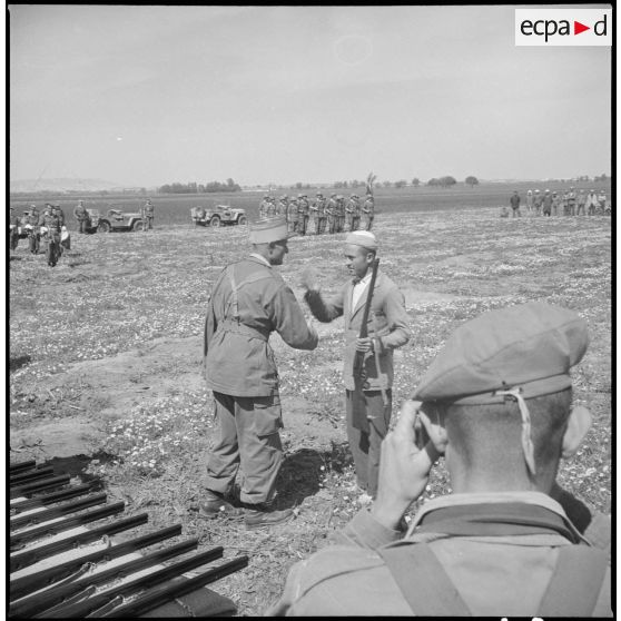 Visite du général Huet dans la région d’Alger. [Description en cours]