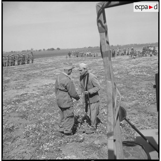 Visite du général Huet dans la région d’Alger. [Description en cours]