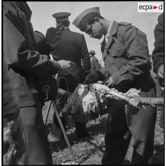 Visite du général Huet dans la région d’Alger. [Description en cours]