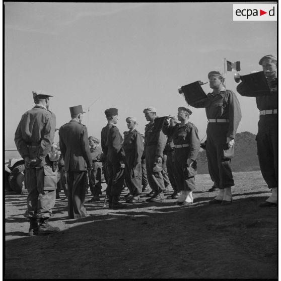 Visite du général Huet dans la région d’Alger. [Description en cours]