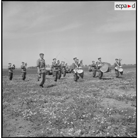 Visite du général Huet dans la région d’Alger. [Description en cours]