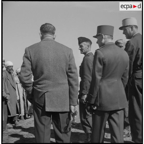 Visite du général Huet dans la région d’Alger. [Description en cours]