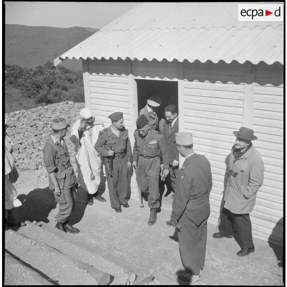 Visite du général Huet dans la région d’Alger. [Description en cours]