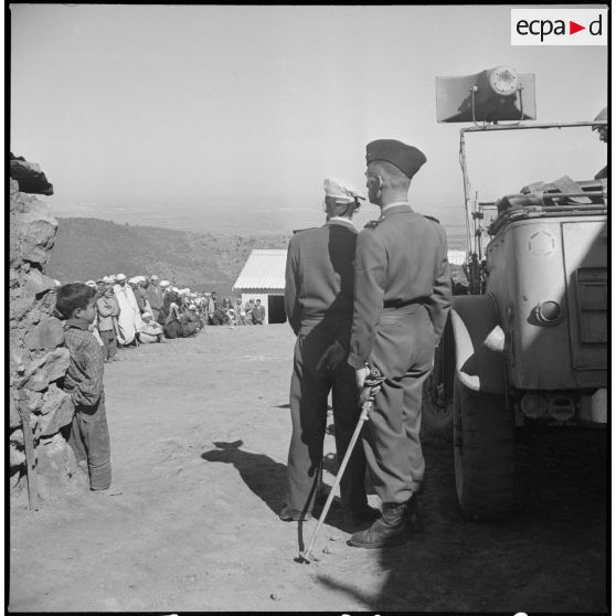 Visite du général Huet dans la région d’Alger. [Description en cours]