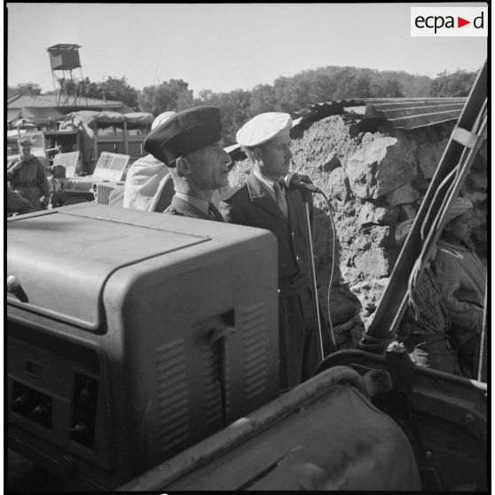 Visite du général Huet dans la région d’Alger. [Description en cours]