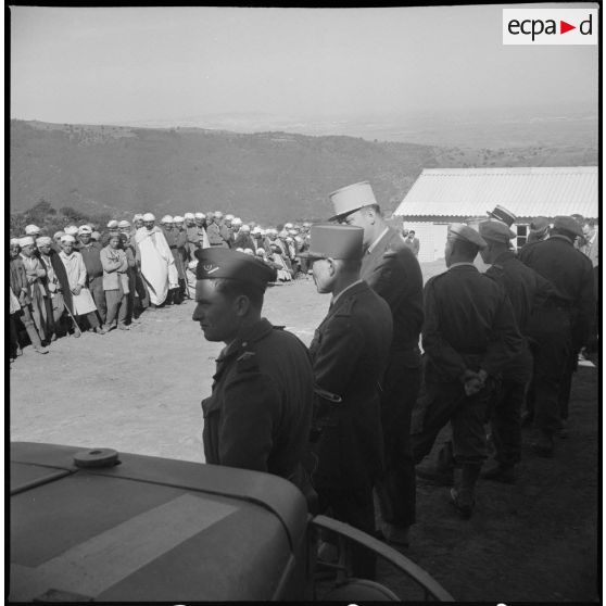 Visite du général Huet dans la région d’Alger. [Description en cours]