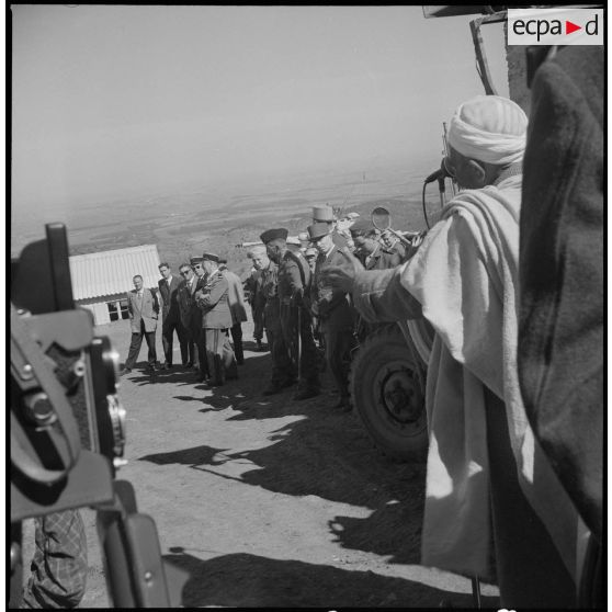 Visite du général Huet dans la région d’Alger. [Description en cours]