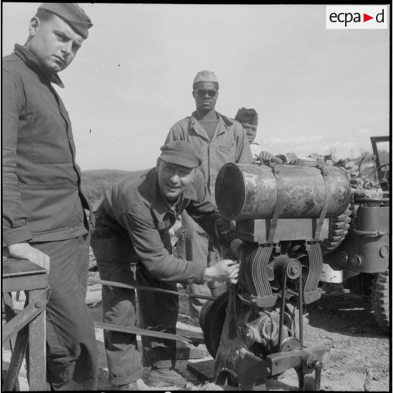 Vie en poste et opération de maintien de l'ordre. [Description en cours]