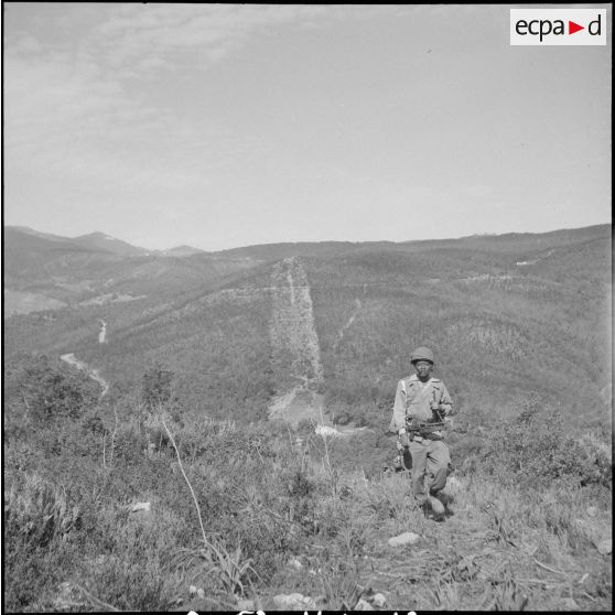 Vie en poste et opération de maintien de l'ordre. [Description en cours]