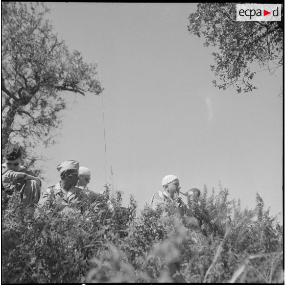 Vie en poste et opération de maintien de l'ordre. [Description en cours]