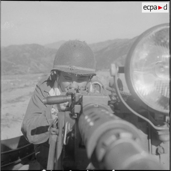 Vie en poste et opération de maintien de l'ordre. [Description en cours]