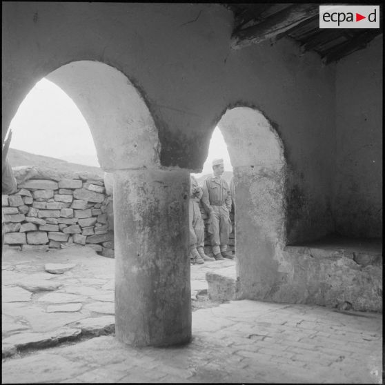 Vie en poste et opération de maintien de l'ordre. [Description en cours]