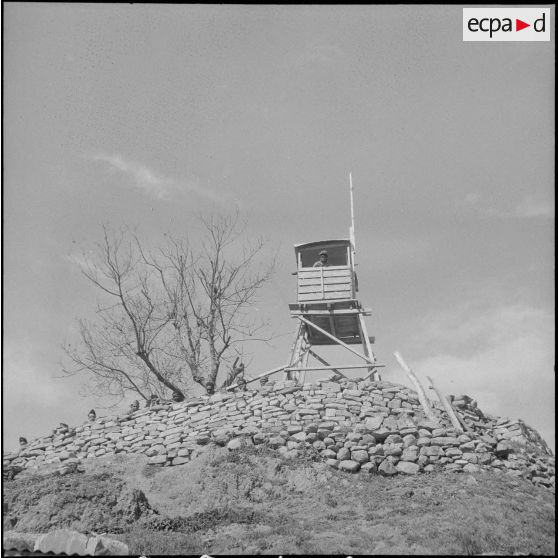 Vie en poste et opération de maintien de l'ordre. [Description en cours]