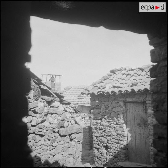 Vie en poste et opération de maintien de l'ordre. [Description en cours]