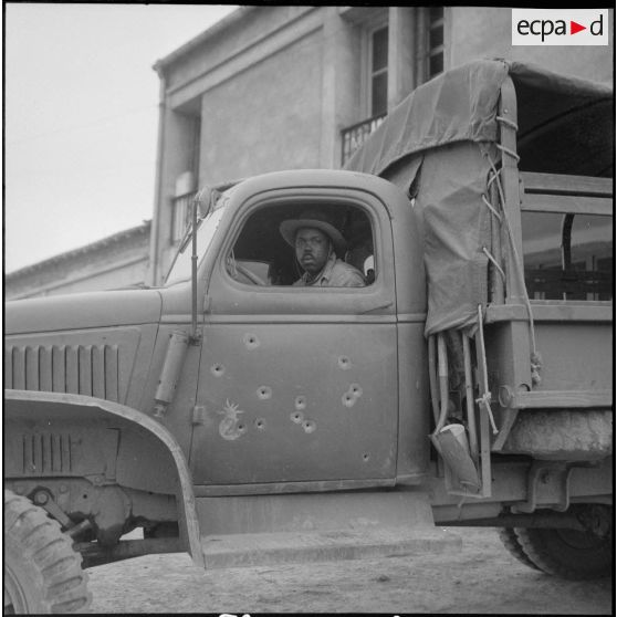 Vie en poste et opération de maintien de l'ordre. [Description en cours]