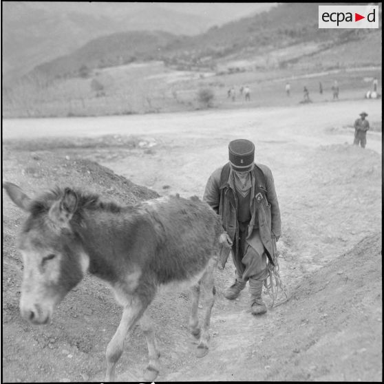 Vie en poste et opération de maintien de l'ordre. [Description en cours]