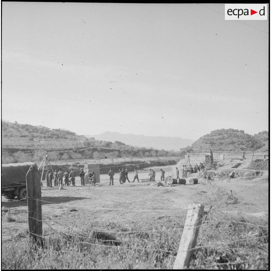 Vie en poste et opération de maintien de l'ordre. [Description en cours]