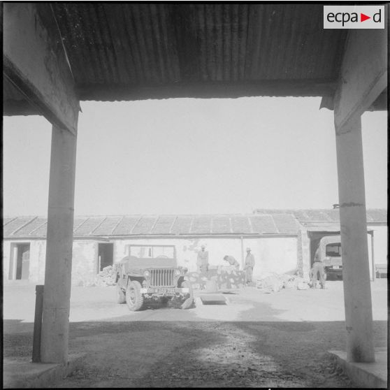 Vie en poste et opération de maintien de l'ordre. [Description en cours]