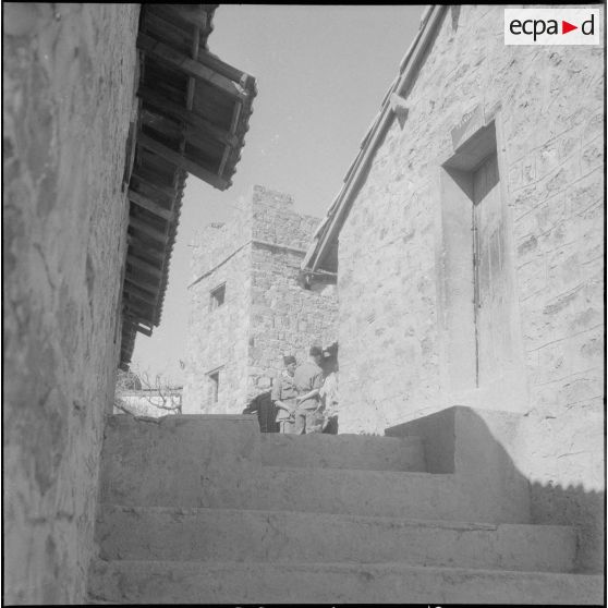 Vie en poste et opération de maintien de l'ordre. [Description en cours]