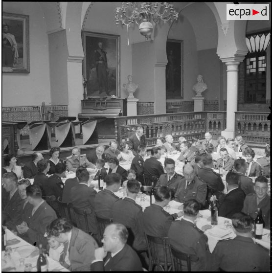 Un repas entre civils et militaires. [Description en cours]