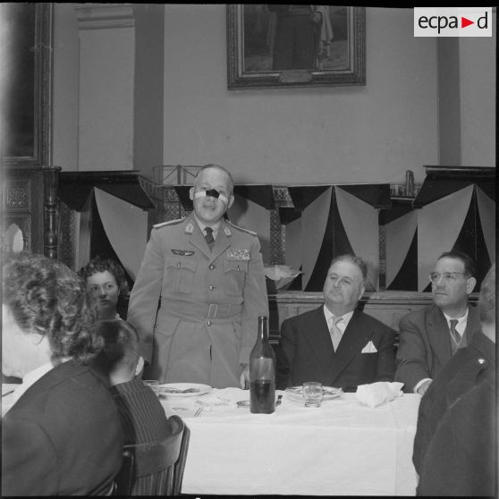 Un repas entre civils et militaires. [Description en cours]