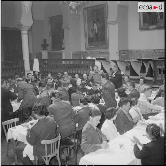 Un repas entre civils et militaires. [Description en cours]