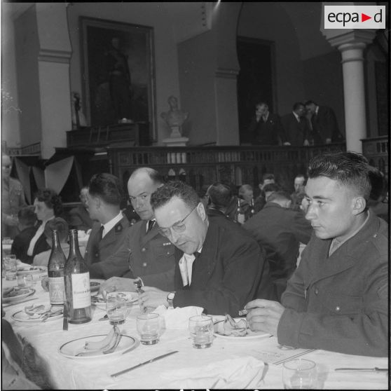 Un repas entre civils et militaires. [Description en cours]