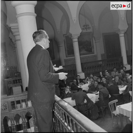 Un repas entre civils et militaires. [Description en cours]