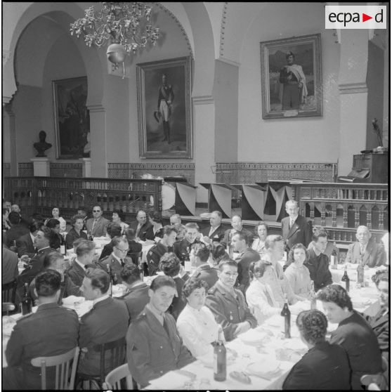 Un repas entre civils et militaires. [Description en cours]