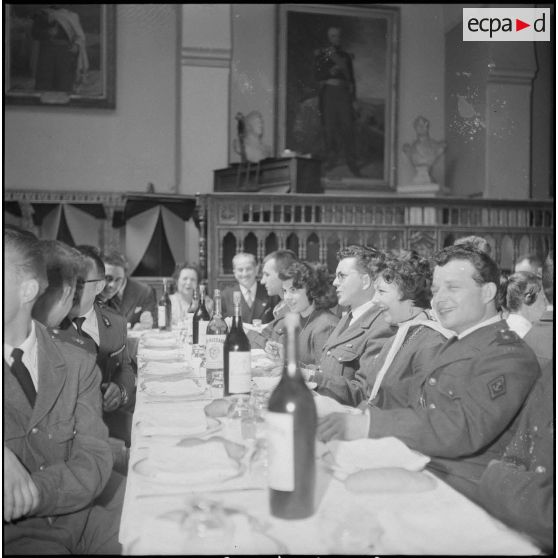 Un repas entre civils et militaires. [Description en cours]