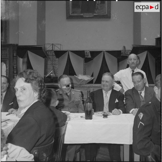 Un repas entre civils et militaires. [Description en cours]