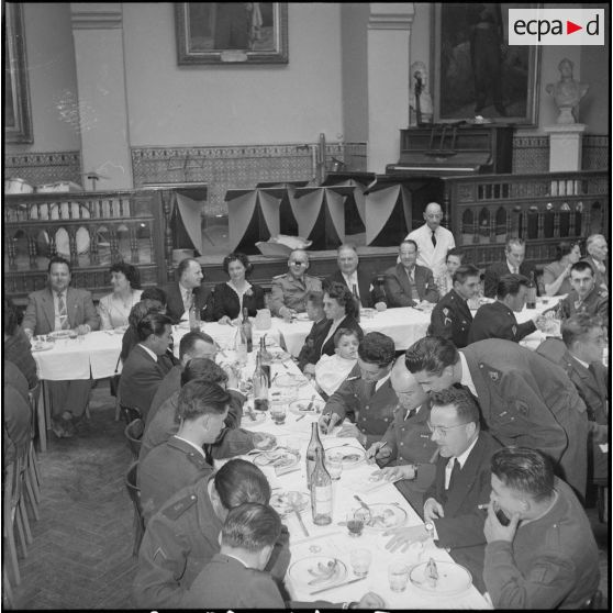 Un repas entre civils et militaires. [Description en cours]