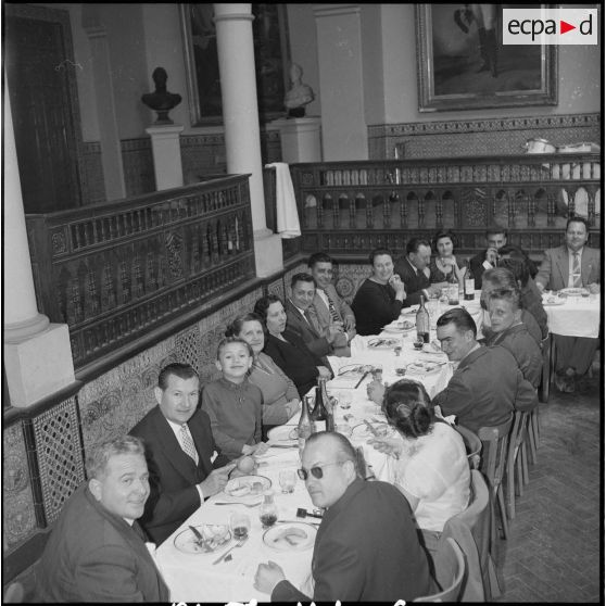 Un repas entre civils et militaires. [Description en cours]